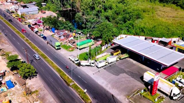Foto udara yang menunjukkan antrean pengisian solar di salah satu SPBU di Kota Manado yang mencapai lebih dari 1 kilometer.
