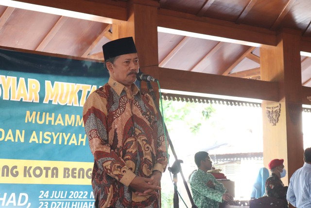 Ketua Pimpinan Cabang Muhammadiyah Kota Bengawan memberikan sambutan pada kegiatan syiar Mukatamar ke-48 Muhammadiyah dan Aisyiyah, di Pendopo Pasar Kliwon, Minggu (24/7/2022). (Sumber foto: Risqi Sonjaya)