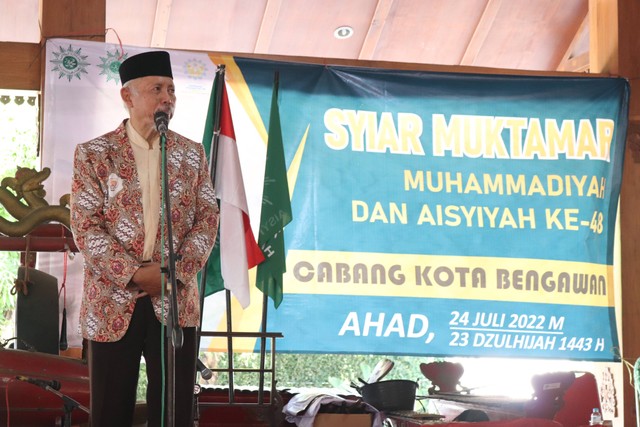 Prof Dr Fattah Santoso, M.A memberikan tausyiyah dalam kegiatan Syiar Muktamar  ke-48 Muhammadiyah dan Aisyiyah yang diadakan PCM Kota Bengawan, Minggu (24/7/2022). (Sumber Foto: Risqi Sonjaya)
