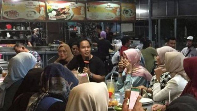 Katika Legislator PDIP Surabaya Bahas Dinamika Sosial Bareng Ibu-ibu (24106)