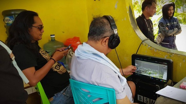 Sutradara Ruli Nursetia alias Babeh Linur nampak serius menyaksikan adegan syuting. Foto: Dok banthayo