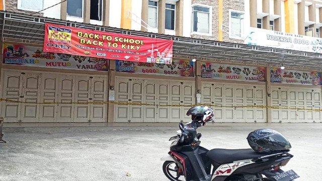 Toko Serba Ada (Toserba) Era 58 di Jalan Dharma Bakti, Kecamatan Payung Sekaki, Pekanbaru, Provinsi Riau dipasang garis polisi, Minggu, 24 Juli 2022 (Defri Candra/Selasar Riau)