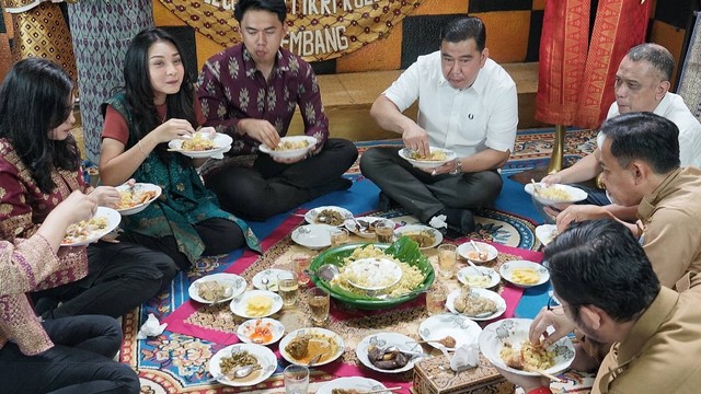 Tradisi ngidang yang merupakan budaya menjamu masyarakat melayu di Palembang yang bertujuan untuk memuliakan tamu dengan makan bersama, Minggu (24/7) Foto: abp/Urban Id