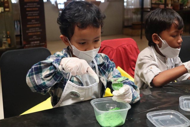 Peserta Fun Science di Aston Pontianak sedang mengaduk bahan pembuatan bathbombing aromateraphy