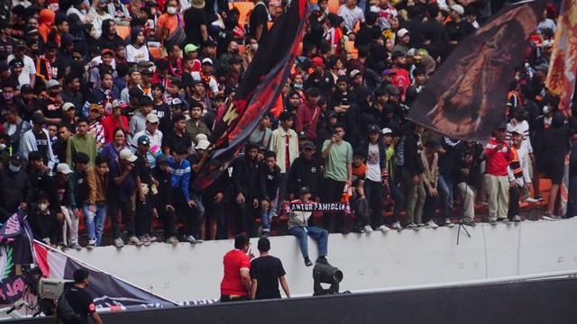 Pagar pembatas penonton di Jakarta International Stadium (JIS) roboh pada Minggu (24/7/2022). Foto: Iqbal Firdaus/kumparan