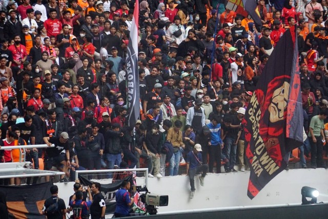 Pagar pembatas penonton di Jakarta International Stadium (JIS) roboh pada Minggu (24/7/2022). Foto: Iqbal Firdaus/kumparan