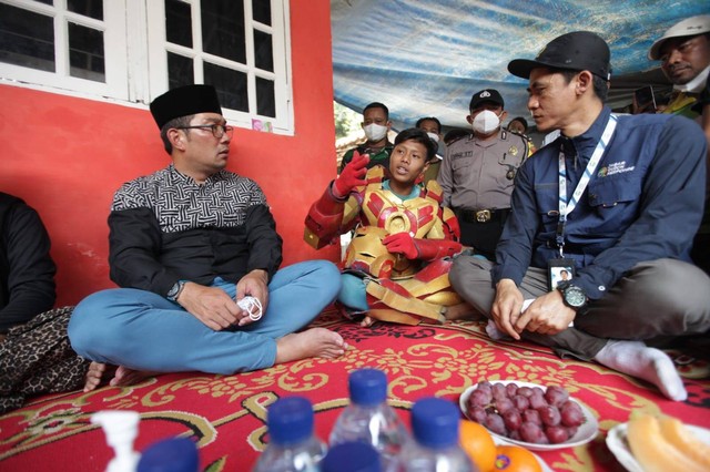 Gubernur Jawa Barat, Ridwan Kamil, berbincang dengan pengamen asal Cirebon berkostum Iron Man, Kurwanto, yang turut menyelamatkan korban kecelakaan maut di Cibubur. Foto: Humas Jabar