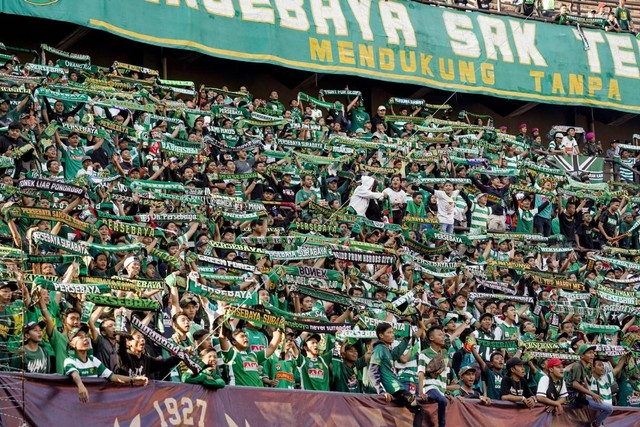 Bonek saat mendukung Persebaya menghadapi Persela Lamongan di Stadion Gelora Bung Tomo pada 1 Juli 2019. Foto: Persebaya