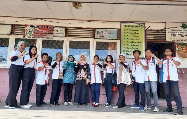 Mahasiswa KKN Kebangsaan Bimbing Siswa SDN 1 Tarung Manuah Belajar Calistung