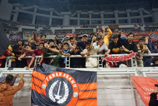 The Jakmania menyaksikan pertandingan antara Persija vs Chonburi FC Thailand di Jakarta International Stadium (JIS) Minggu (24/7/2022). Foto: Iqbal Firdaus/kumparan