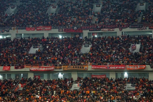 The Jakmania menyaksikan pertandingan antara Persija vs Chonburi FC Thailand di Jakarta International Stadium (JIS) Minggu (24/7/2022). Foto: Iqbal Firdaus/kumparan
