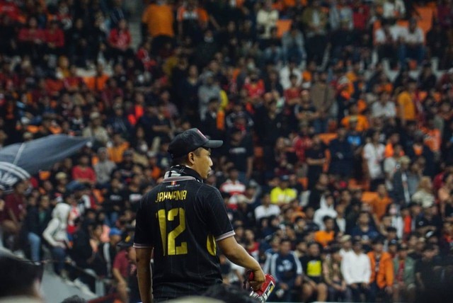 The Jakmania menyaksikan pertandingan antara Persija vs Chonburi FC Thailand di Jakarta International Stadium (JIS) Minggu (24/7/2022). Foto: Iqbal Firdaus/kumparan