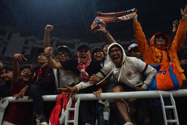The Jakmania menyaksikan pertandingan antara Persija vs Chonburi FC Thailand di Jakarta International Stadium (JIS) Minggu (24/7/2022). Foto: Iqbal Firdaus/kumparan