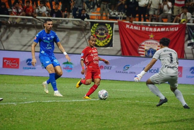 Riko Simanjuntak saat Pertandingan Persija vs Chonburi FC Thailand di Jakarta International Stadium (JIS) Minggu (24/7/2022). Foto: Iqbal Firdaus/kumparan