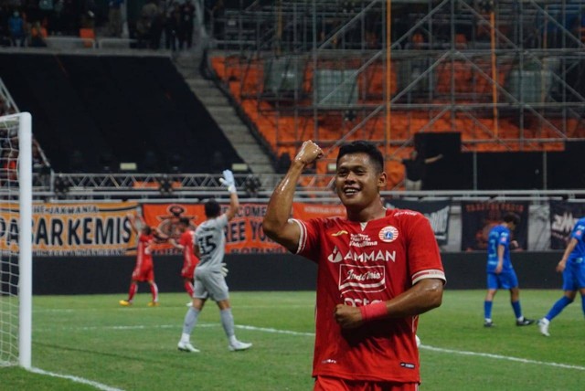 Taufik Hidayat merayakan gol kedua Persija bersama Jakmania di Jakarta International Stadium (JIS) Minggu (24/7/2022). Foto: Iqbal Firdaus/kumparan