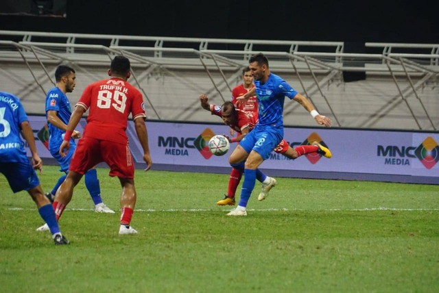 Pertandingan antara Persija vs Chonburi FC Thailand di Jakarta International Stadium (JIS) Minggu (24/7/2022). Foto: Iqbal Firdaus/kumparan
