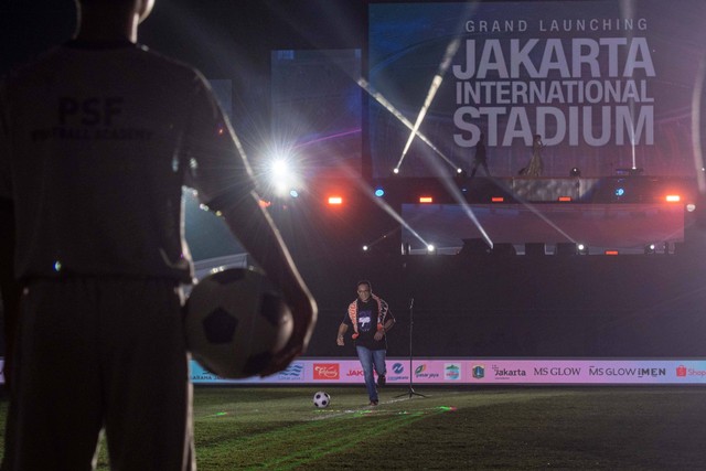 Gubernur DKI Jakarta Anies Baswedan berlari mengiring bola saat meresmikan Stadion Jakarta International Stadium (JIS) di Jakarta, Minggu( 24/7/2022). Foto: Muhammad Adimaja/Antara Foto