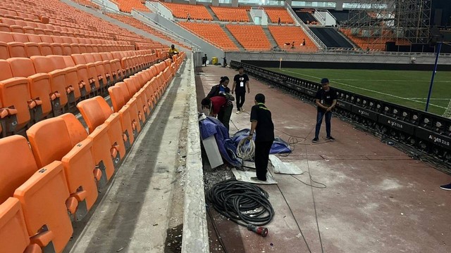 Kondisi kerusakan tribun zona utara 108-112 di Jakarta International Stadium (JIS) yang roboh pada Minggu (24/7/2022). Foto: Haya Syahira/kumparan