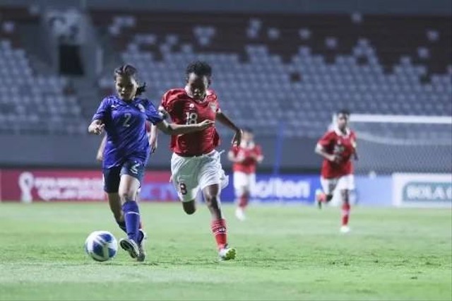 Timnas U-18 Wanita Indonesia melawan Timnas U-18 wanita Kamboja pada pertandingan penyisihan Grup A AFF U-18 Women Championship di Stadion Gelora Sriwijaya Jakabaring Palembang, Minggu (24/7).  Foto: Dok. AFF