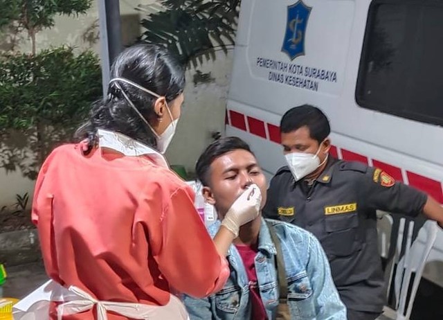 Kasus COVID-19 Naik, Surabaya Aktifkan Lagi Swab dan Vaksin Hunter