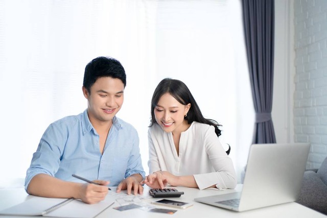 Ilustrasi mengelola keuangan keluarga bersama pasangan. Foto: PBXStudio/Shutterstock