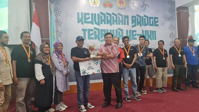 Tim Porprov Cabor Bridge Kabupaten Sintang menerima piala Kejuaraan Bridge Terbuka Piala Rektor dan Dekan Fakultas Teknik Universitas Tanjungpura. (Foto: Dokumen Momon Herwanto)