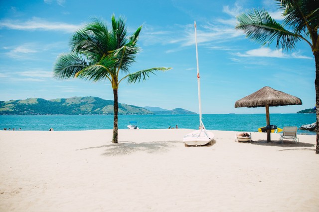 Pantai di Padang yang bagus, foto unplash, Elizeu Dias