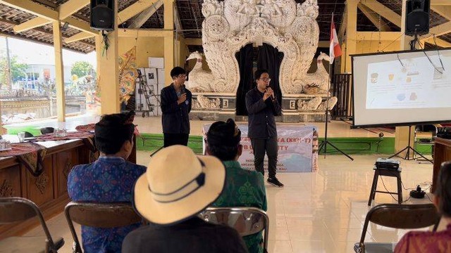 Mahasiswa KKNT IPB melakukan sosialisasi pengolahan limbah plastik menjadi paving block di Balai Desa Batununggul, Nusa Penida (sumber: dokumen pribadi)