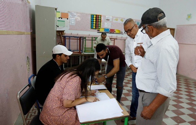 Orang-orang memberikan suara mereka di tempat pemungutan suara selama referendum konstitusi baru di Tunisia, Tunisia 25 Juli 2022. Foto: REUTERS/Zoubeir Souissi