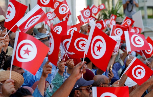 Orang-orang mengambil bagian dalam protes terhadap referendum Presiden Kais Saied tentang konstitusi baru, di Tunis, Tunisia, 23 Juli 2022. Foto: REUTERS/Zoubeir Souissi