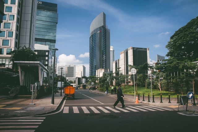 tarif parkir stasiun pasar minggu. sumber foto : unsplash/pradamas.