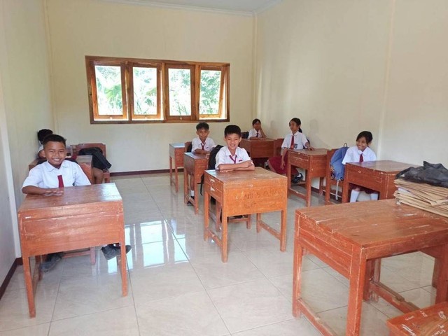 Siswa SDN Gelang Kulon 4 belajar di Sekolah Minggu Buddha.(Mita Kusuma/jatimnow.com).