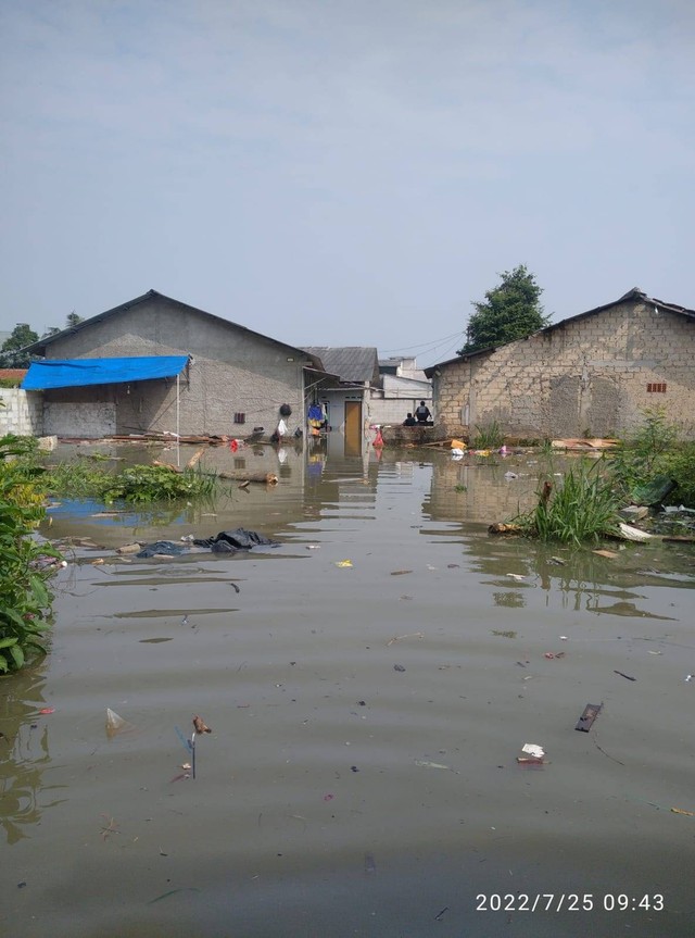 Banjir akibat luapan Kali Licin merendam rumah warga di Kelurahan Mampang, Pancoran Mas, Depok, Senin (25/7/2022). Foto: Dok. Istimewa