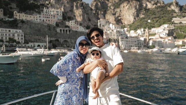 Atta Halilintar dan Aurel Hermansyah saat liburan ke Italia. Foto: Instagram/@attahalilintar