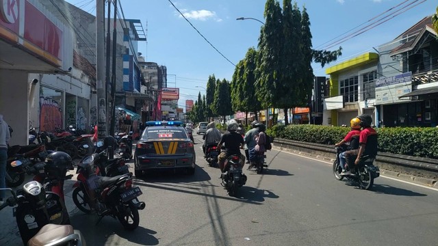 Lokasi motor diduga milik rombongan suporter dari Solo ditinggal di Jalan Gejayan, Sleman, Senin (25/7/2022). Foto: Arfiansyah Panji Purnandaru/kumparan