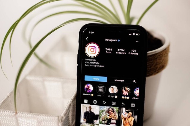 Centang biru atau lencana terverifikasi adalah suatu lambang yang digunakan oleh media sosial untuk menunjukkan keaslian dari suatu akun dimiliki oleh orang yang bersangkutan. Foto: Unsplash.com