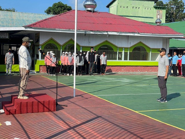 Karutan Majene Menjadi Inspektur pada Upacara Pembukaan PORSENI HUT RI & HDKD di Rutan Majene, Sumber : Humas Rutan Majene.