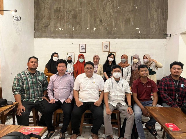 Beberapa anggota kelompok Kota Surabaya Perkumpulan SEAL (Social Economic Accelerator Lab) bersama para mentor bertemu secara luring selama kegiatan SIB berlangsung. Sumber: Dokumen Pribadi