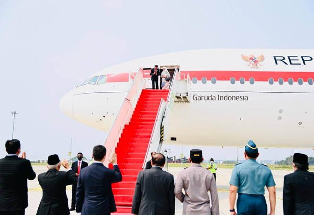 Presiden Jokowi berangkat melakukan kunjungan kerja ke China, Jepang dan Korsel pada Senin (25/7/2022). Foto: Lukas/Biro Pers Sekretariat Presiden