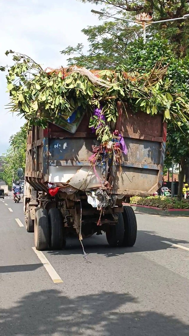 Truk pengangkut sampah tampak tak layak dan over muatan. | foto: ist