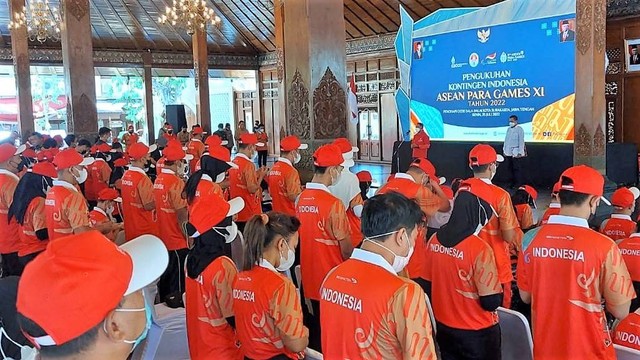 Pengukuhan kontingen Indonesia untuk ASEAN Para Games 2022 di Pendapi Gede, Balai Kota Solo, Senin (25/07/2022). FOTO: Agung Santoso