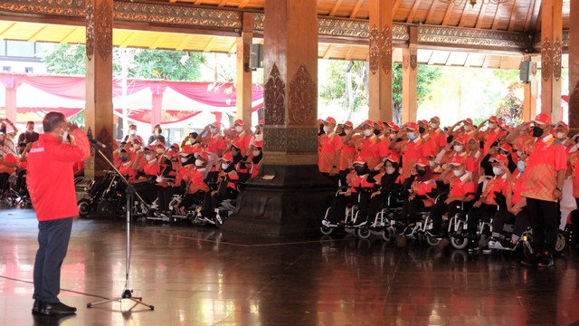 Pengukuhan kontingen Indonesia untuk ASEAN Para Games 2022 di Pendapi Gede, Balai Kota Solo, Senin (25/07/2022). FOTO: Agung Santoso