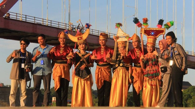 Sanggar seni Laut Biru asal Polewali Mandar, Sulawesi Barat, menampilkan tarian khas Mandar di gelaran Tenggarong International Folk Art Festival (TIFAF) 2022 di Kutai Kartanegara, Kaltim. Foto: Dok. Istimewa