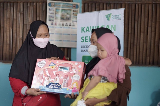 Tim Layanan Kesehatan Cuma-cuma (LKC) Dompet Dhuafa menyalurkan paket donasi produk PZ Cussons Baby Indonesia untuk anak-anak balita warga RW 011, Kel. Kebayoran Lama Selatan, Kec. Kebayoran Lama, Jakarta Selatan. Sebanyak 30 penerima manfaat yang didampingi oleh para bunda, antusias berkumpul di Aula RT 05/RW 011 sejak pukul 08.00 WIB, Jum’at (22/7/2022).