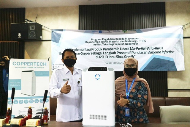 Serah terima air purifier Coppertech oleh Azzah Dyah Pramata ST MT MEng PhD (kanan) kepada Direktur Utama RSUD Ibnu Sina Gresik dr Soni.