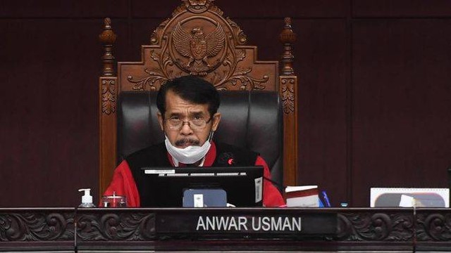 Berdasarkan putusan uji materi UU 7/2020 tentang MK, Anwar Usman dinyatakan harus mundur sebagai Ketua MK. (ANTARA FOTO/Akbar Nugroho Gumay)