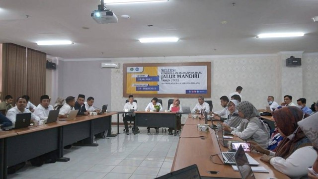 Suasana tes uji coba ujian seleksi . Foto /Feni Yusnia