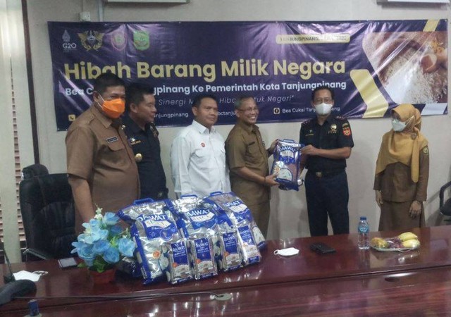 Penyerahan beras hibah dari Bea Cukai ke Pemko Tanjungpinang. (Foto: Elf/batamnews)