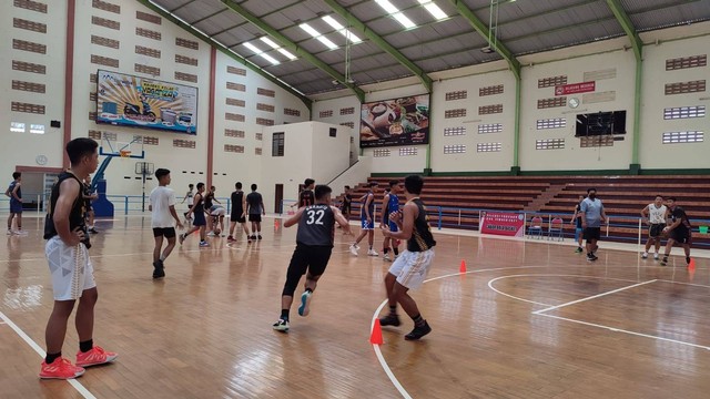 GOR Garuda Jember saat digunakan latihan basket tim Porprov Jember 2022. Foto: Pemkab Jember