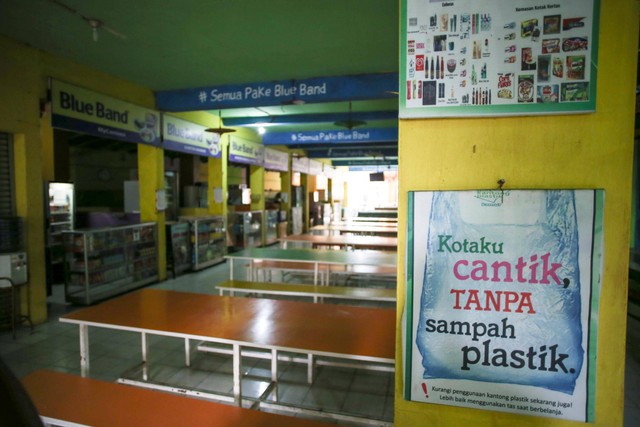 Suasana kantin sekolah SMP Negeri 85 Jakarta Selatan yang ditutup di Jakarta, Senin (25/7/2022).
 Foto: Rivan Awal Lingga/Antara Foto